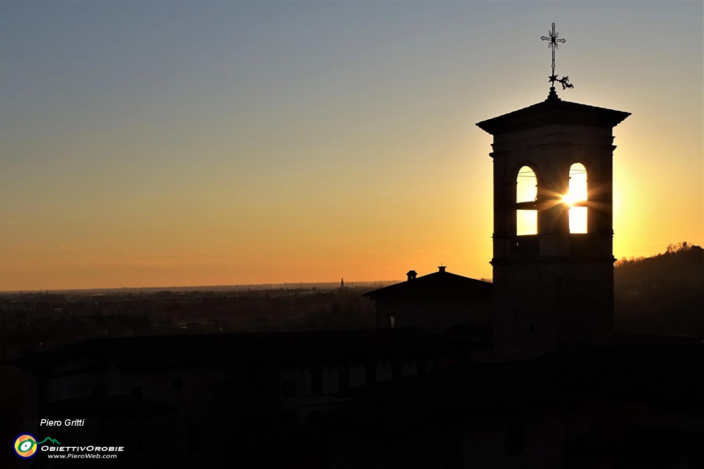 94 Il Monastero di Astino nella luce e nei colori del tramonto.JPG